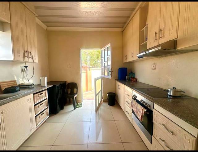 2 BEDROOM HOUSE FOR SALE IN KWANDENGEZI